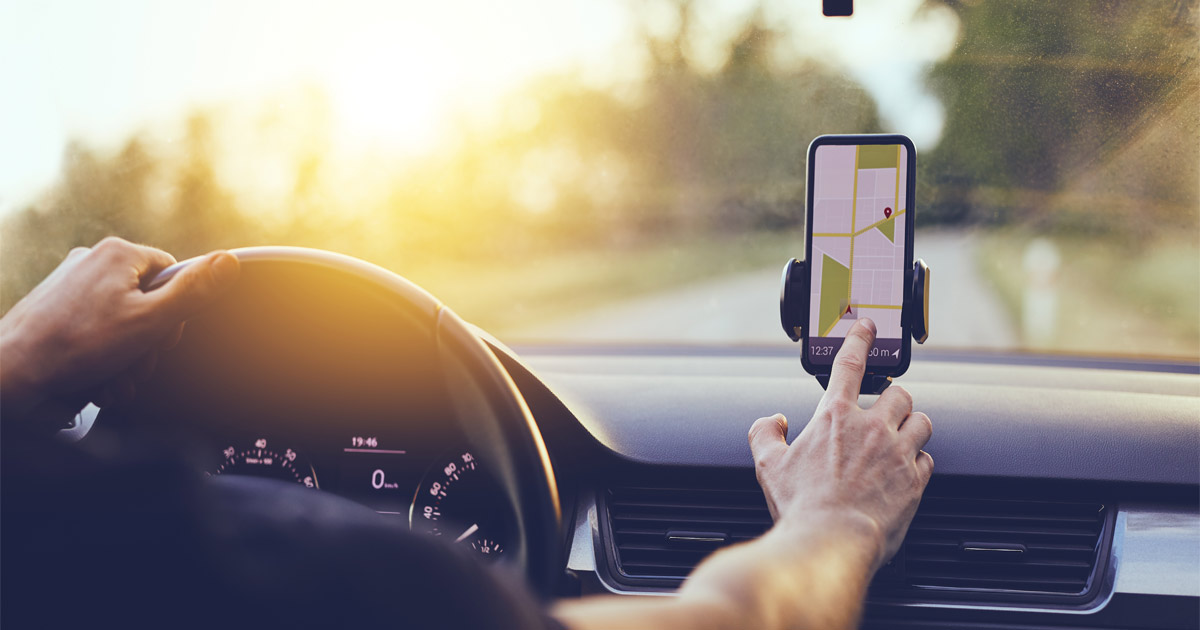 driver-using-navigation-traffic-app